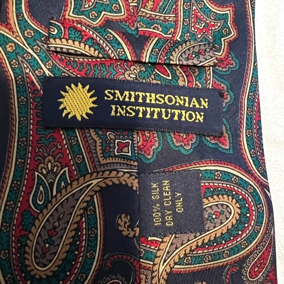 Smithsonian Institution 100% silk tie. Paisley design
